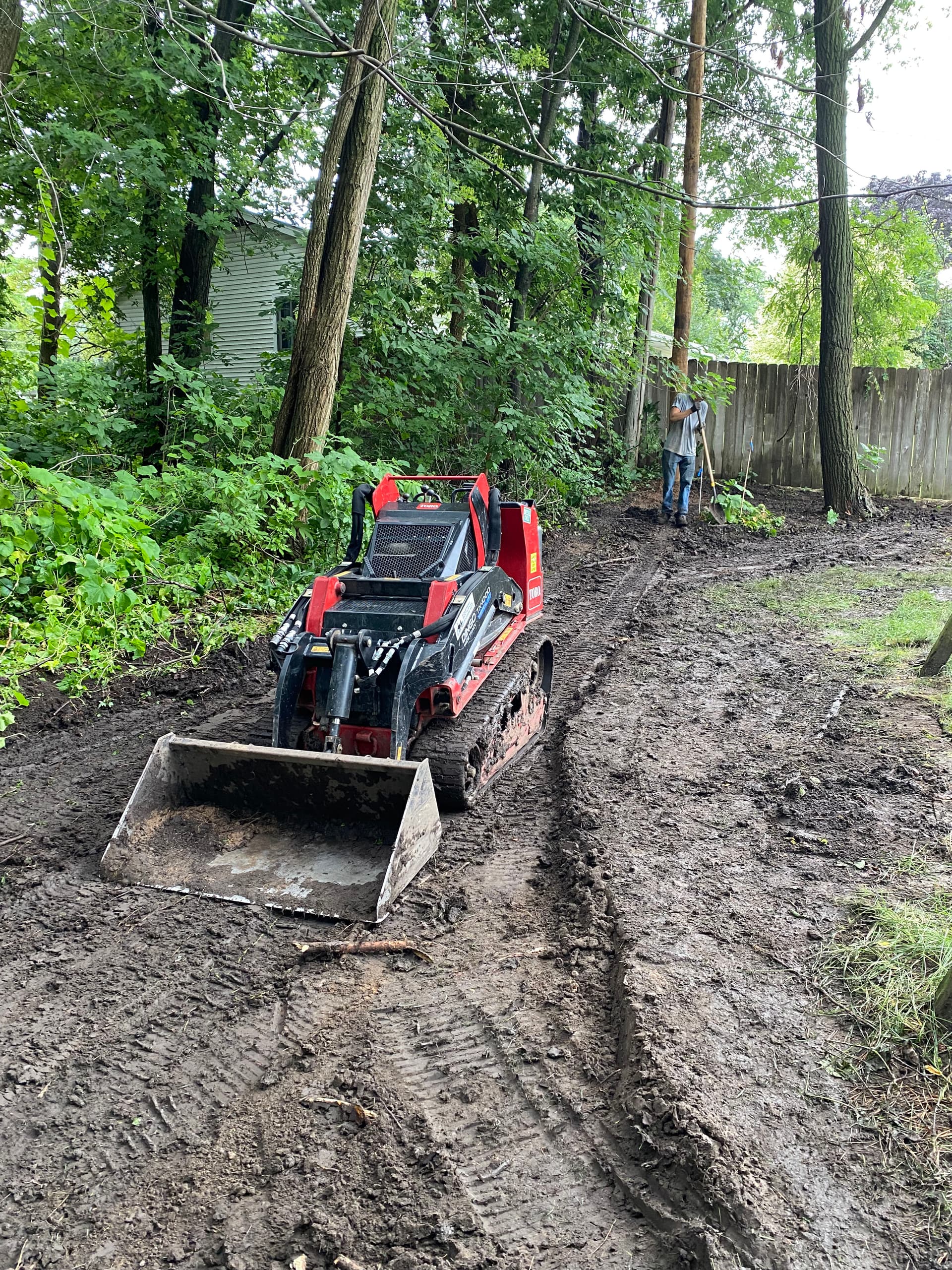 Gallery photos for Overgrown Flower Beds Cleaned Out and Mulched Fresh: Image #1