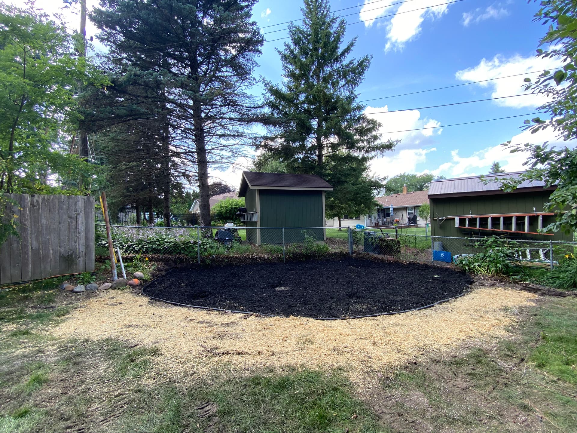 Gallery photos for Overgrown Flower Beds Cleaned Out and Mulched Fresh: Image #2